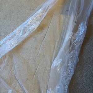 Elegant White Lace Veil
